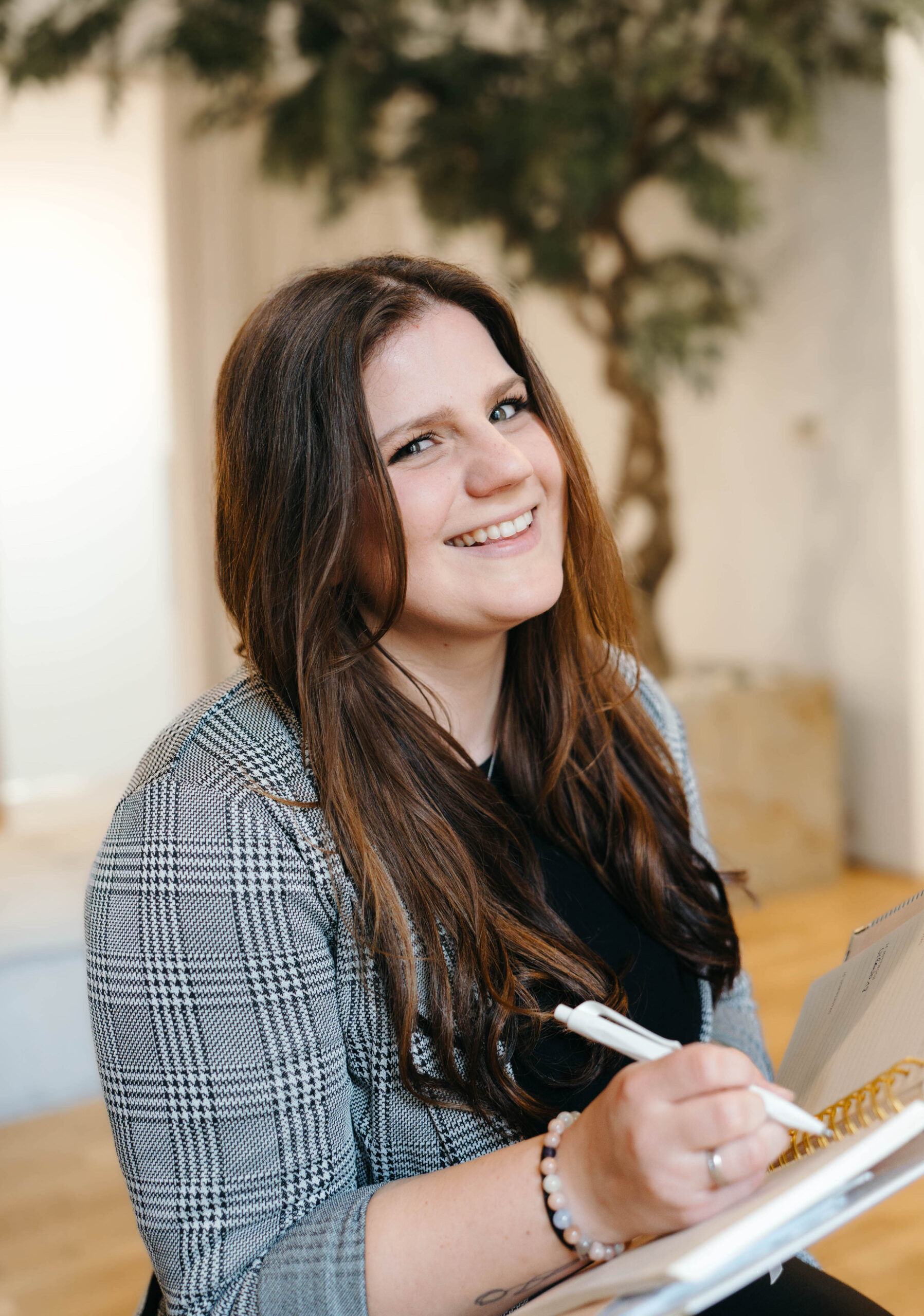 Hochzeitsplanerin Laura Kohlbacher, Herzenswunsch mit Kalender in der Hand