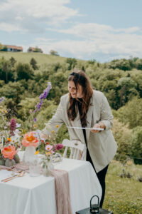 Hochzeitsplanerin checkt das letzte mal den Sitzplan, und ob alle Menukarten verteilt wurden