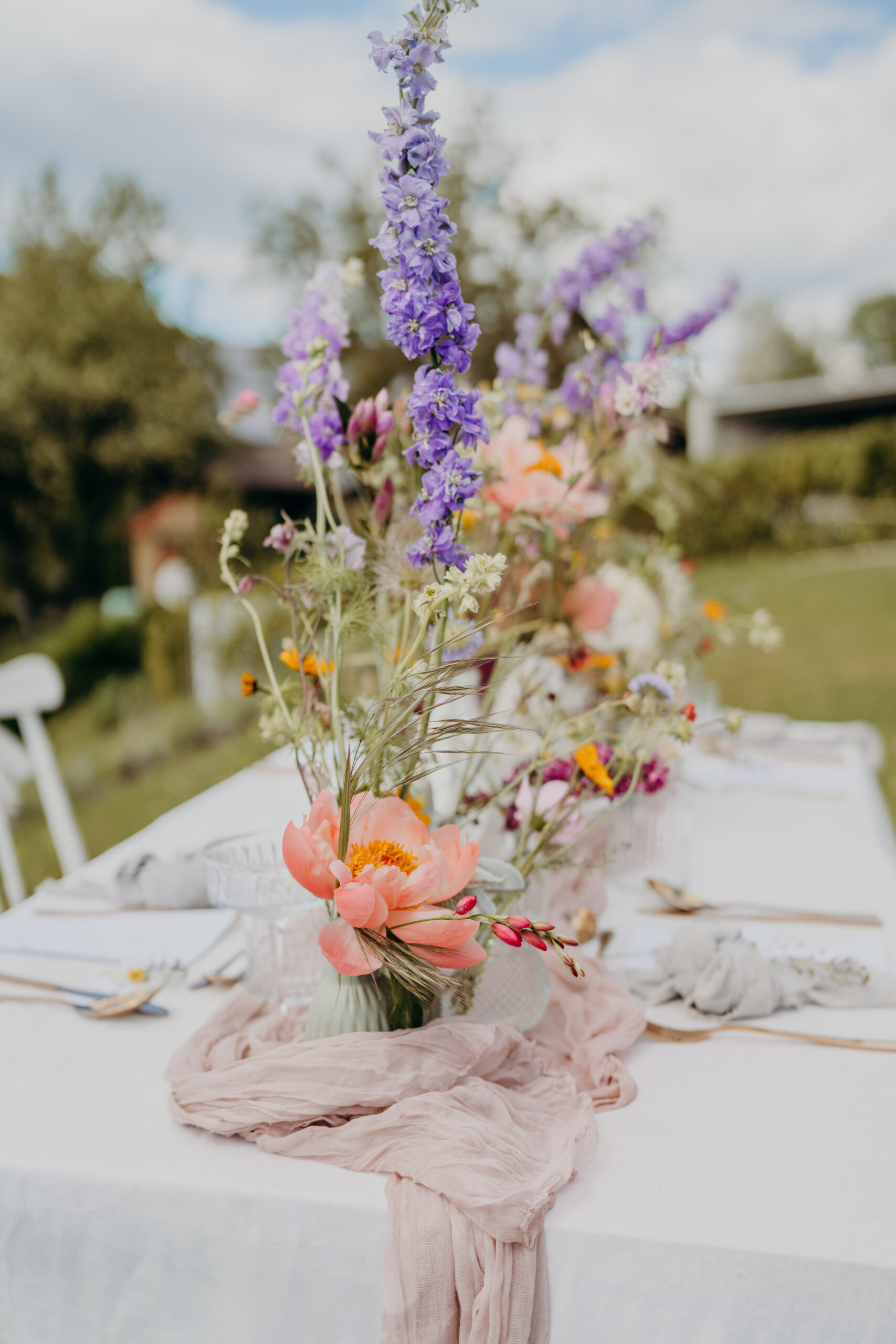 Brauttisch mit vielen Wildblumen und wunderschöner Dekoration mitten im Herzen der grünen Steiermark