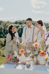 Hochzeitsplanerin zeigt Brautpaar den Hochzeitstisch